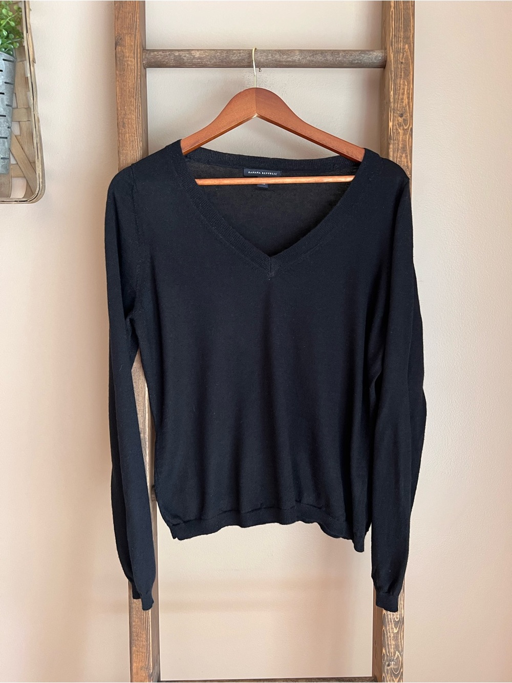 Banana Republic Black V-Neck Long-Sleeve Wool and Silk Blend Sweater